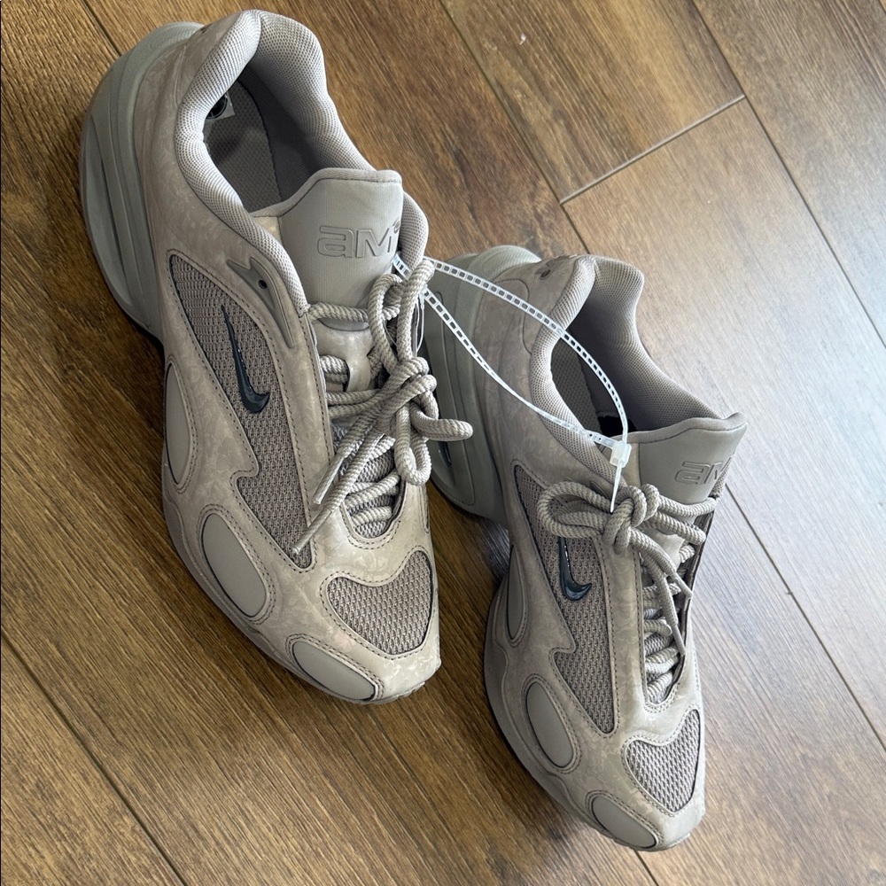 Nike Taupe/Beige Low-Top Mesh & Suede Sneakers. Size 9 women.